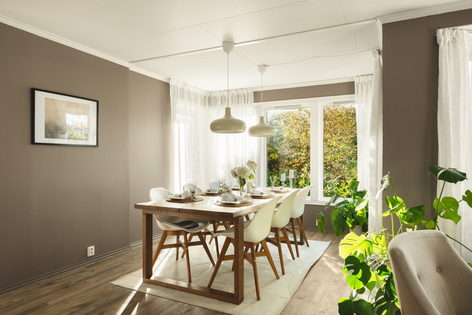 God plass til stor spisegruppe for sosiale sammenkomster. Utgang til solrik terrasse fra stuen