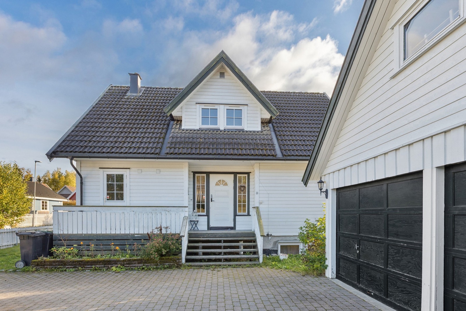 Garasjen gir gode parkerings- og oppbevaringsmuligheter. Galleribilde