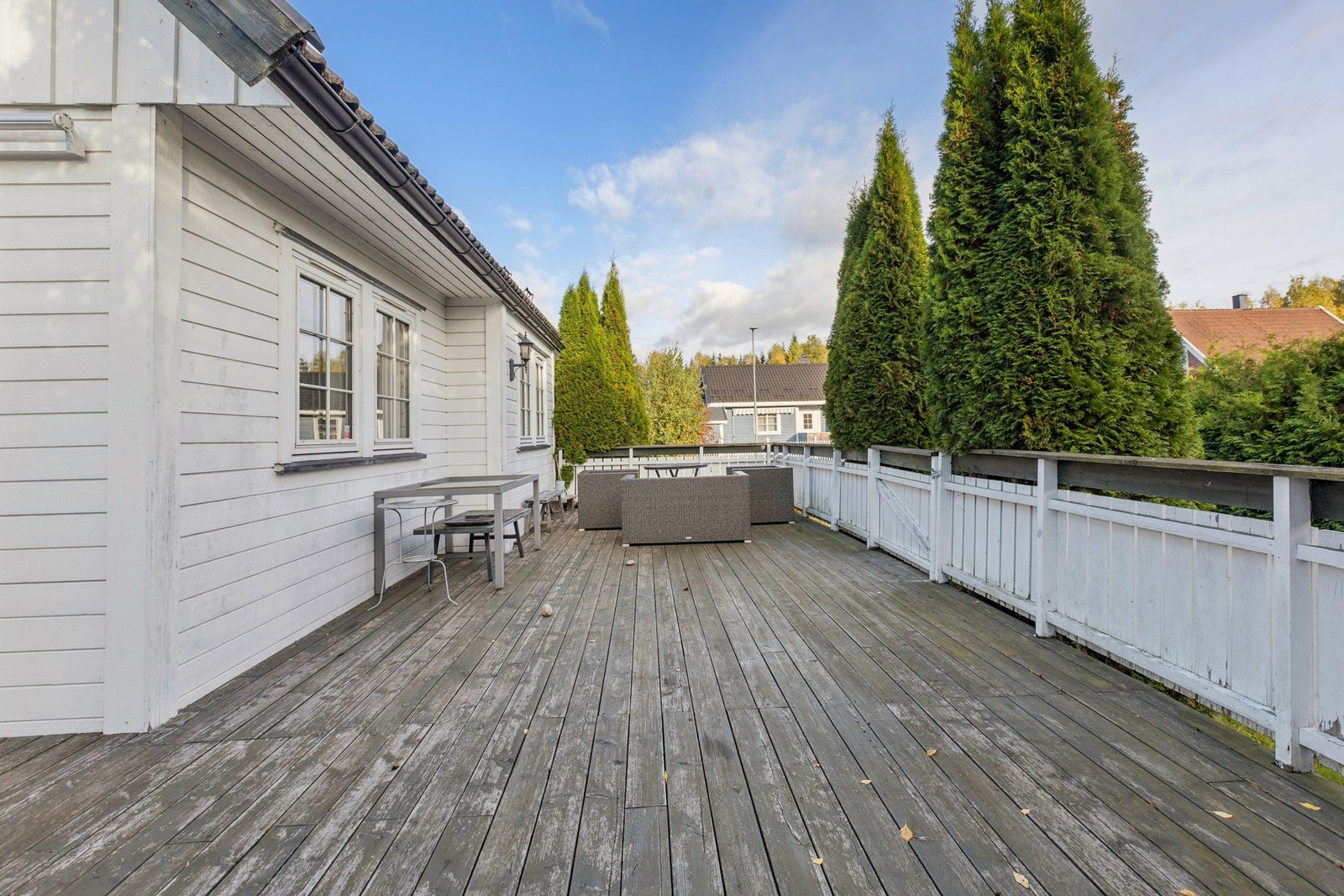 Fra stuen er det utgang til en stor terrasse med god plass til utemøbler og flere
soner. Galleribilde
