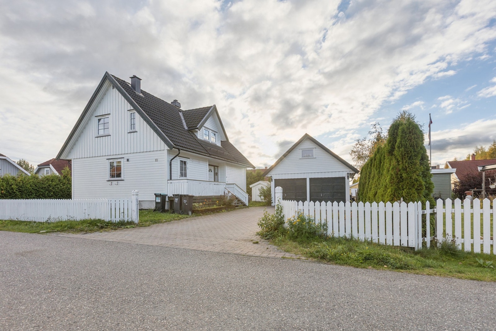 På eiendommen står en frittliggende og romslig dobbelgarasje med to porter og god gårdsplass i forkant. Galleribilde
