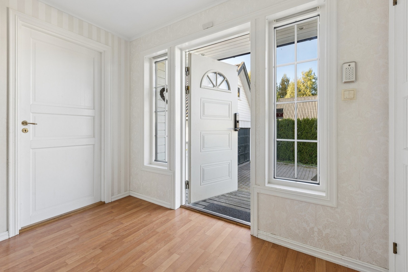 Boligen har en lys og romslig entré med god plass til yttertøy og sko. Galleribilde