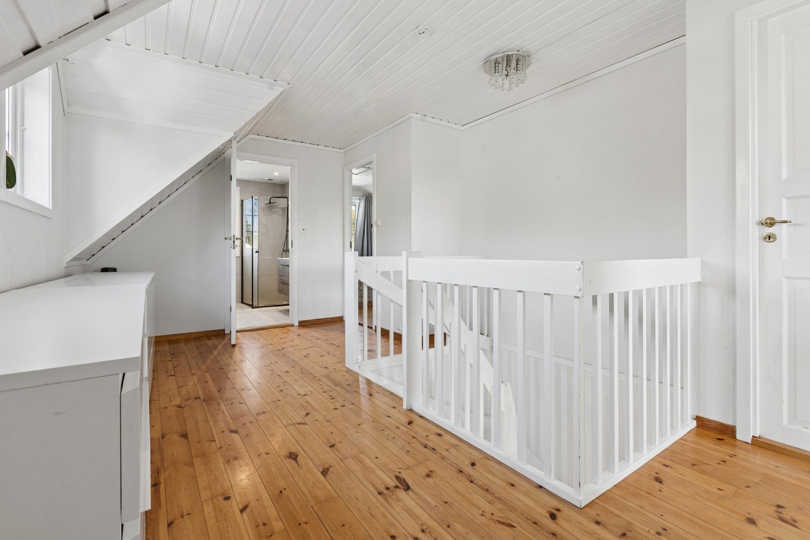 Boligen har tre soverom og et bad i loftsetasjen. Galleribilde