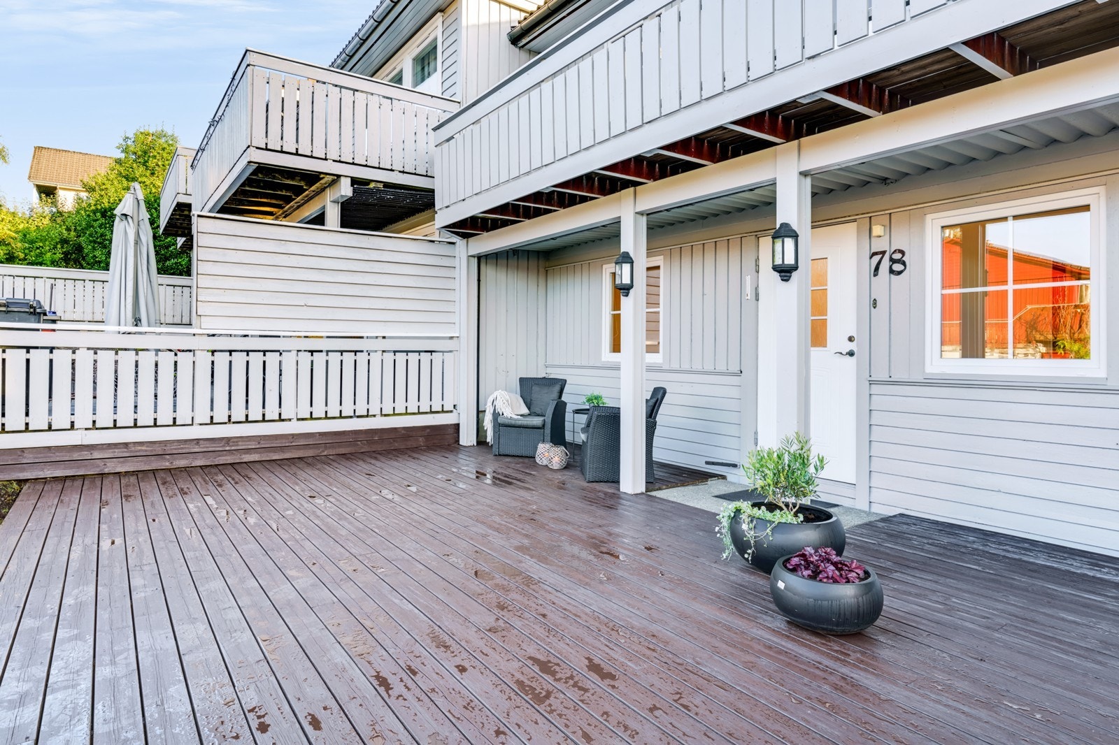 Stor terrasseplatting ved inngangspartiet med plass til sittegruppe. Galleribilde