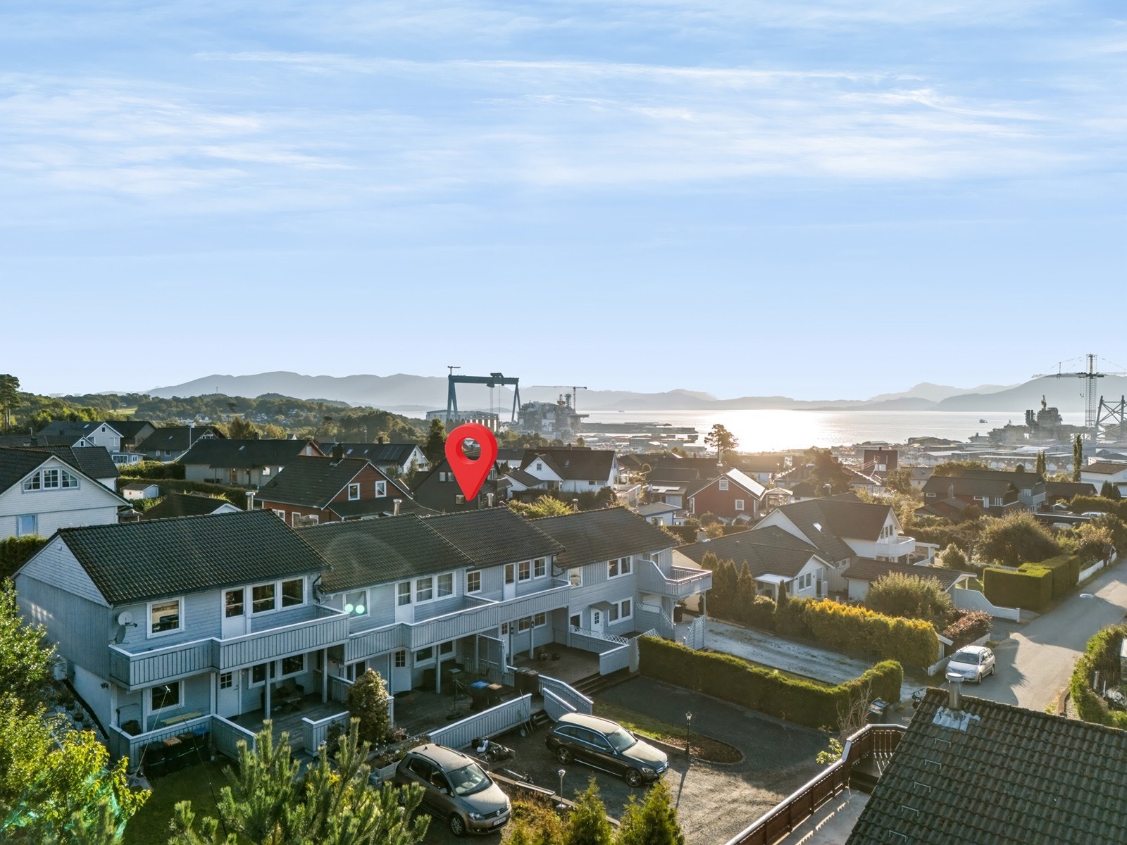 Rekkehuset går over to plan med sentral beliggenhet i et etablert og barnevennlig nabolag. Galleribilde