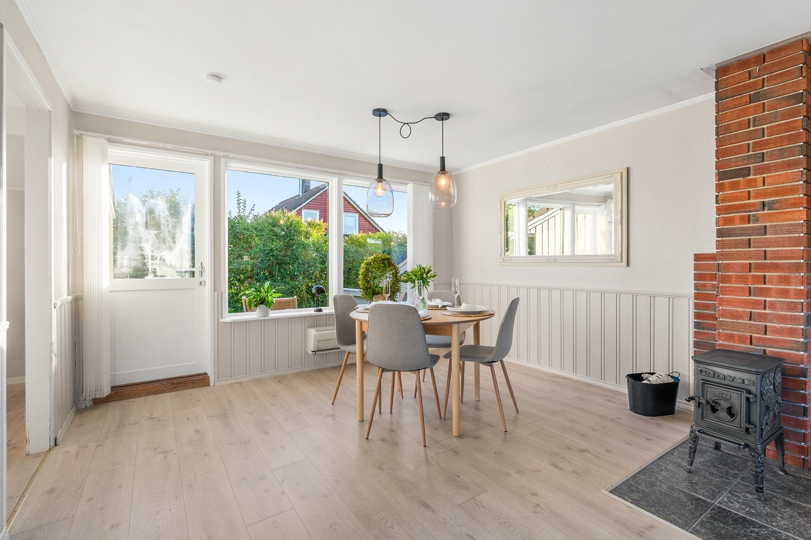 Fra denne delen av stuen er det også utgang til et eget uteområde - perfekt å kunne flytte seg rundt etter vær og vind. Galleribilde