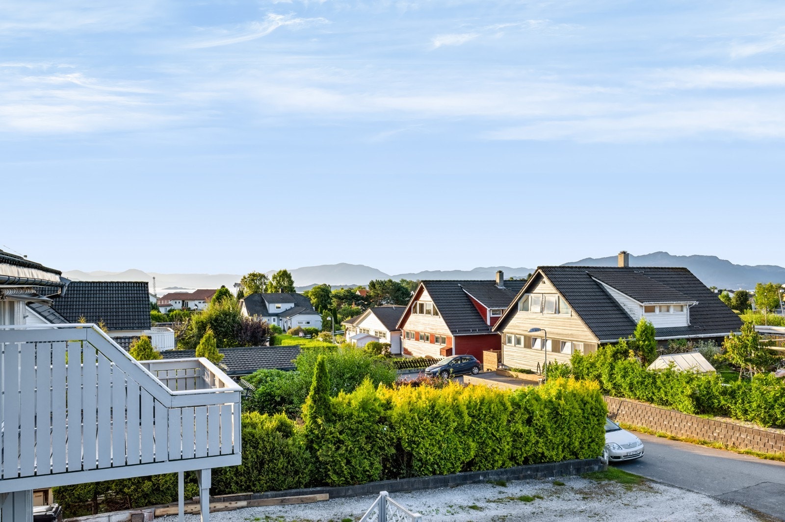 Fra terrassen er det utsikt over nærområdet. Galleribilde