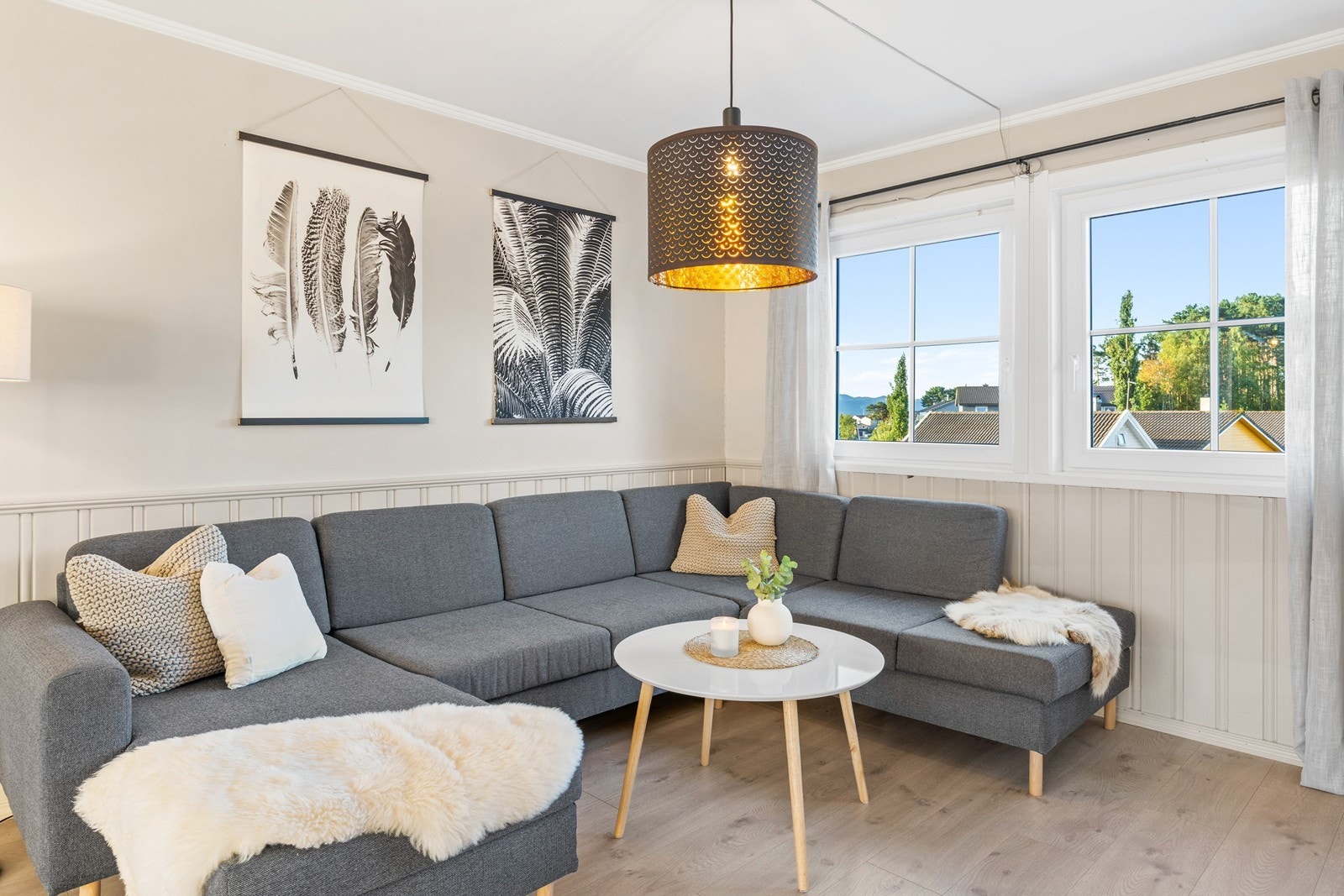 Her er det panel på deler av veggene og laminatgulv. Galleribilde
