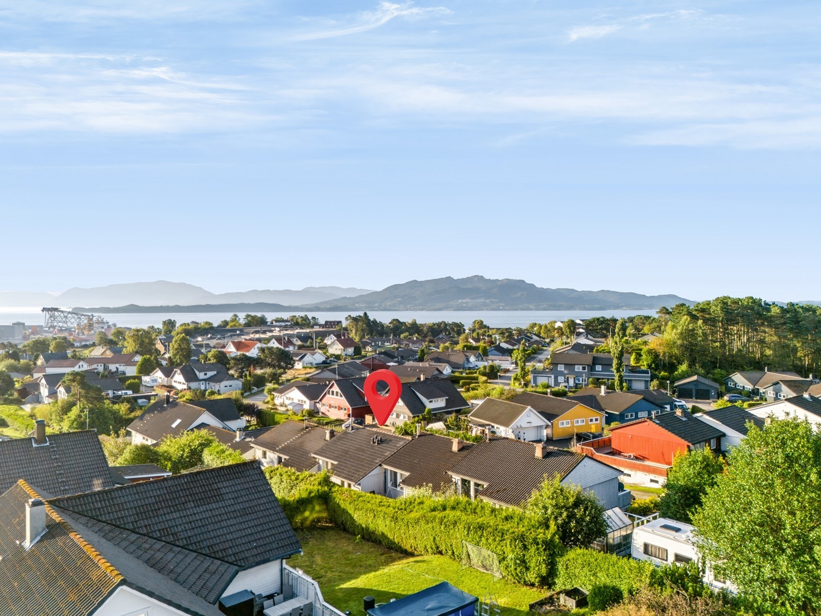 Trodlahaugen barnehage og Kåreviksmarka FUS barnehage ligger begge i gangavstand fra boligen. Det er også kort vei til fots til Trodlahaugen ballplass og Kårevikmarkjo nærmiljøanlegg, som tilbyr gode fasiliteter for lek, ballspill og fysisk aktivitet. Galleribilde