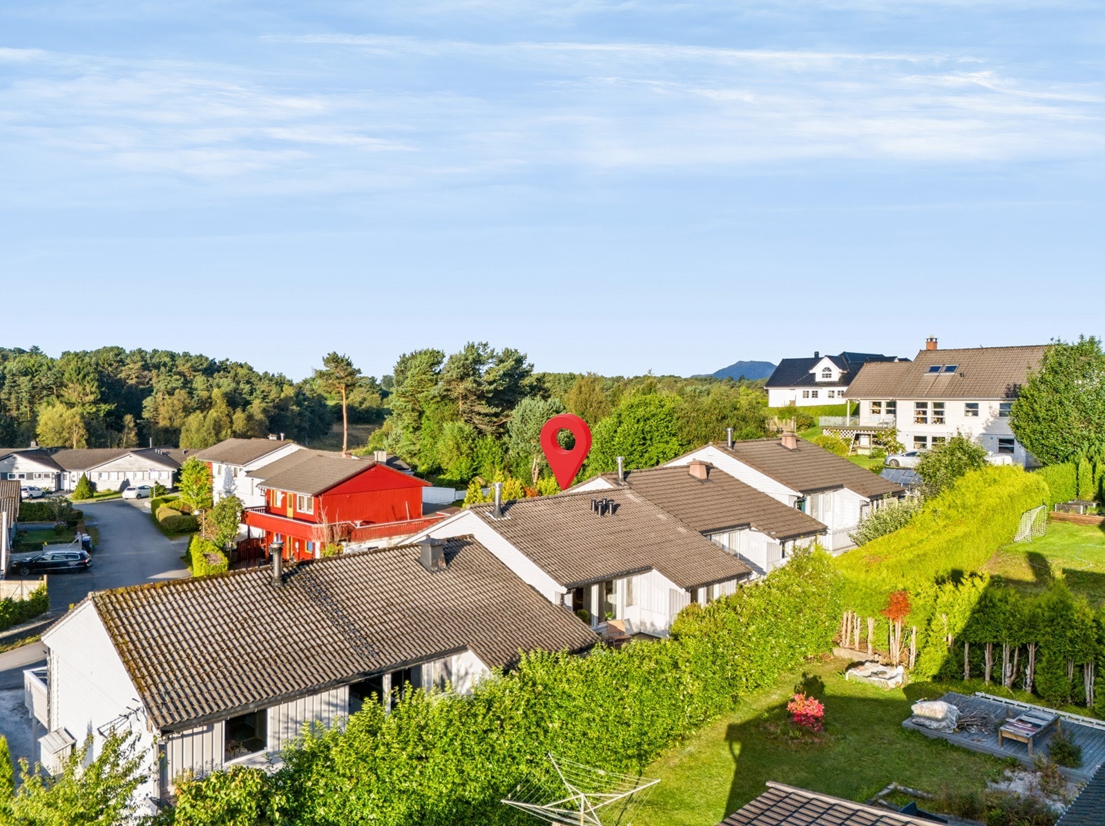 Boligen ligger i et etablert, familievennlig boligområde på Stord. Galleribilde