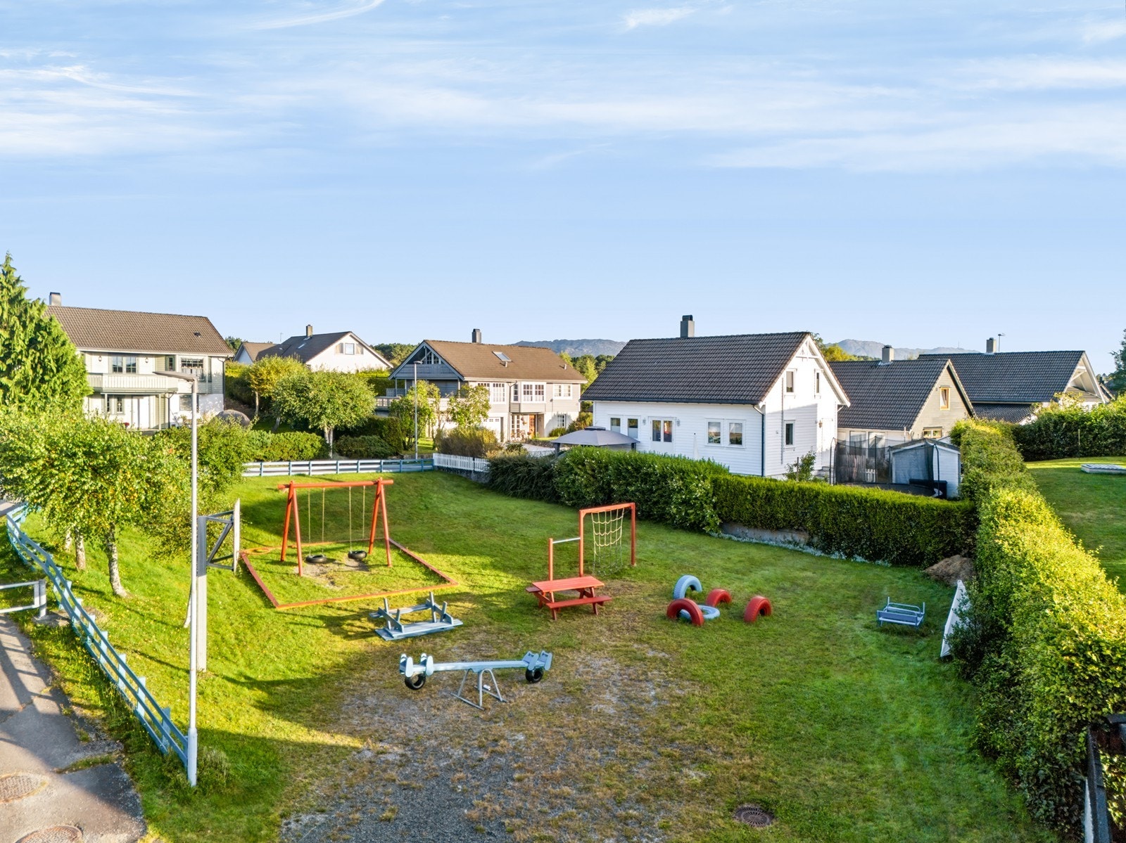 Like ved boligen finnes opparbeidede lekeplasser og grønne fellesområder hvor barna kan leke fritt. Galleribilde