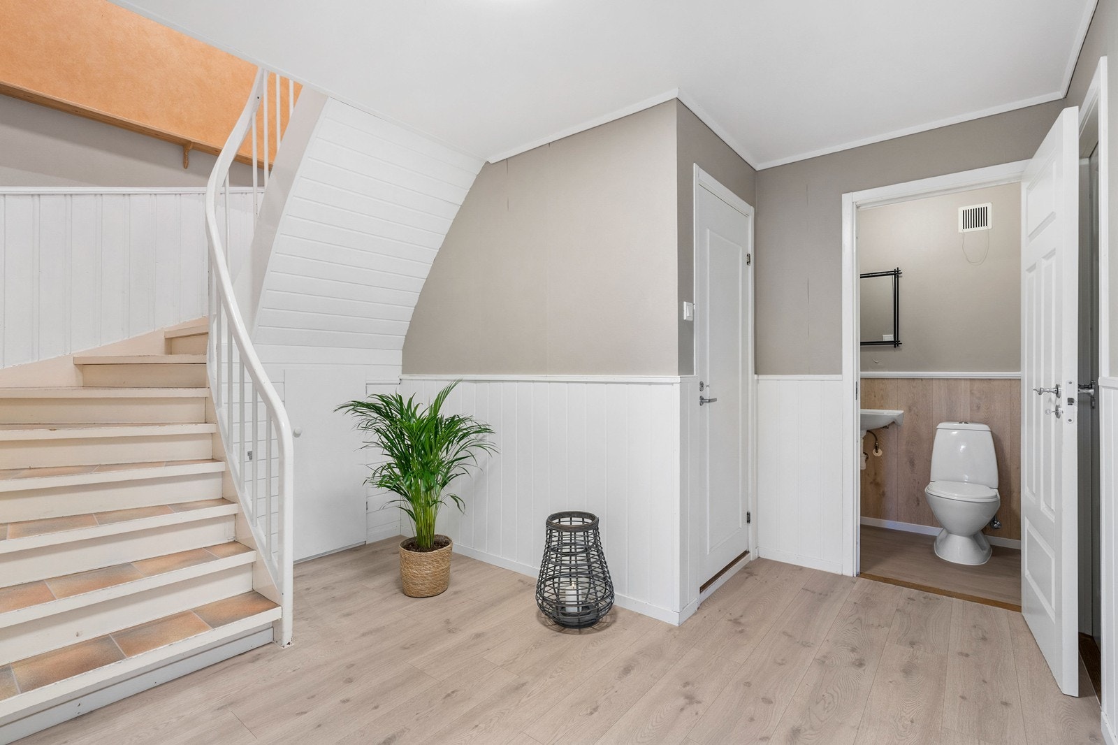 Fra gangen i første etasje er det inngang til et separat toalettrom. Galleribilde
