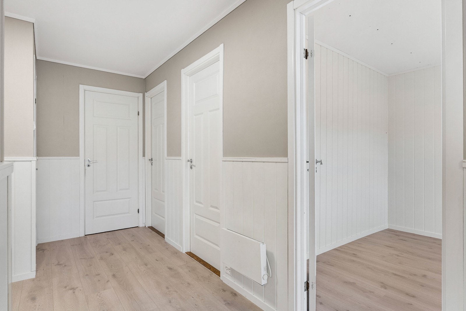 Gangen i første etasje fordeler adkomst til to soverom, bad, WC og bod. Galleribilde