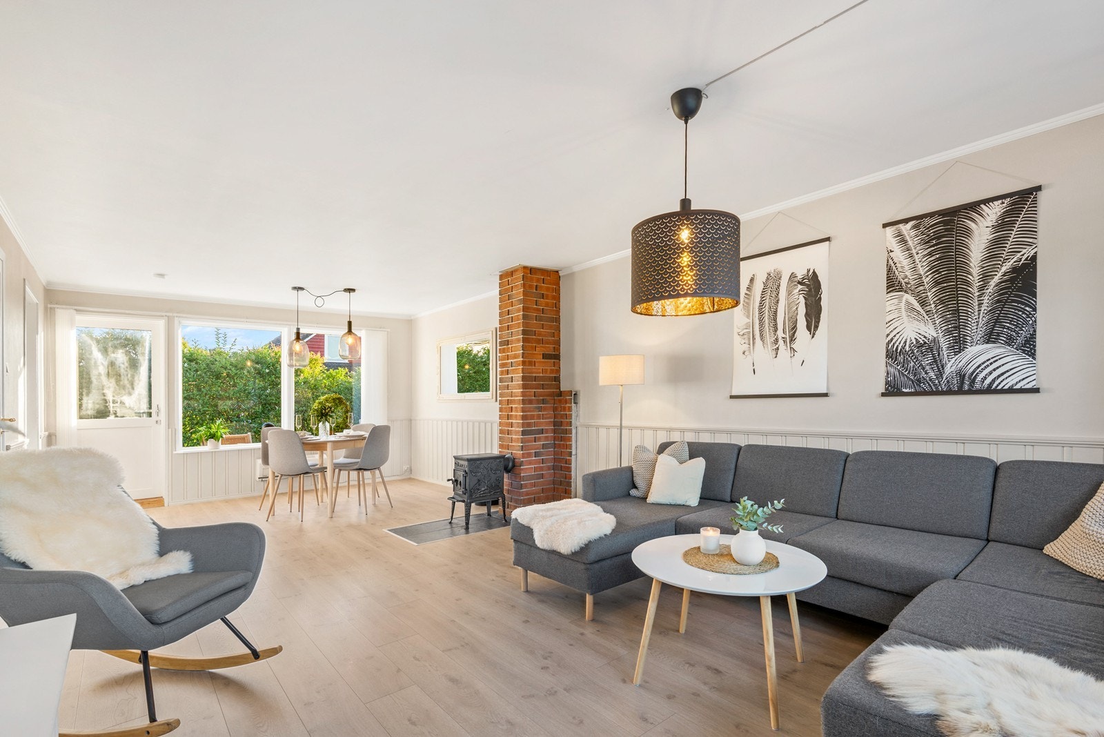 Stuen har plass til både sofagruppe og spisebord, og er et naturlig samlingspunkt. Galleribilde