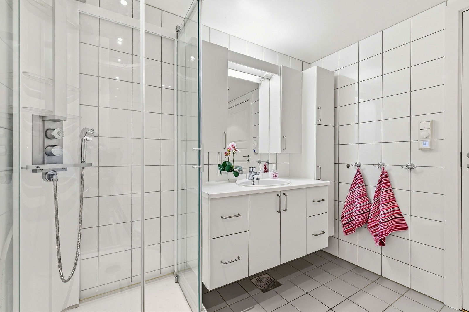 Badet har varmekabler i gulvet for lun og behagelig oppvarming Galleribilde