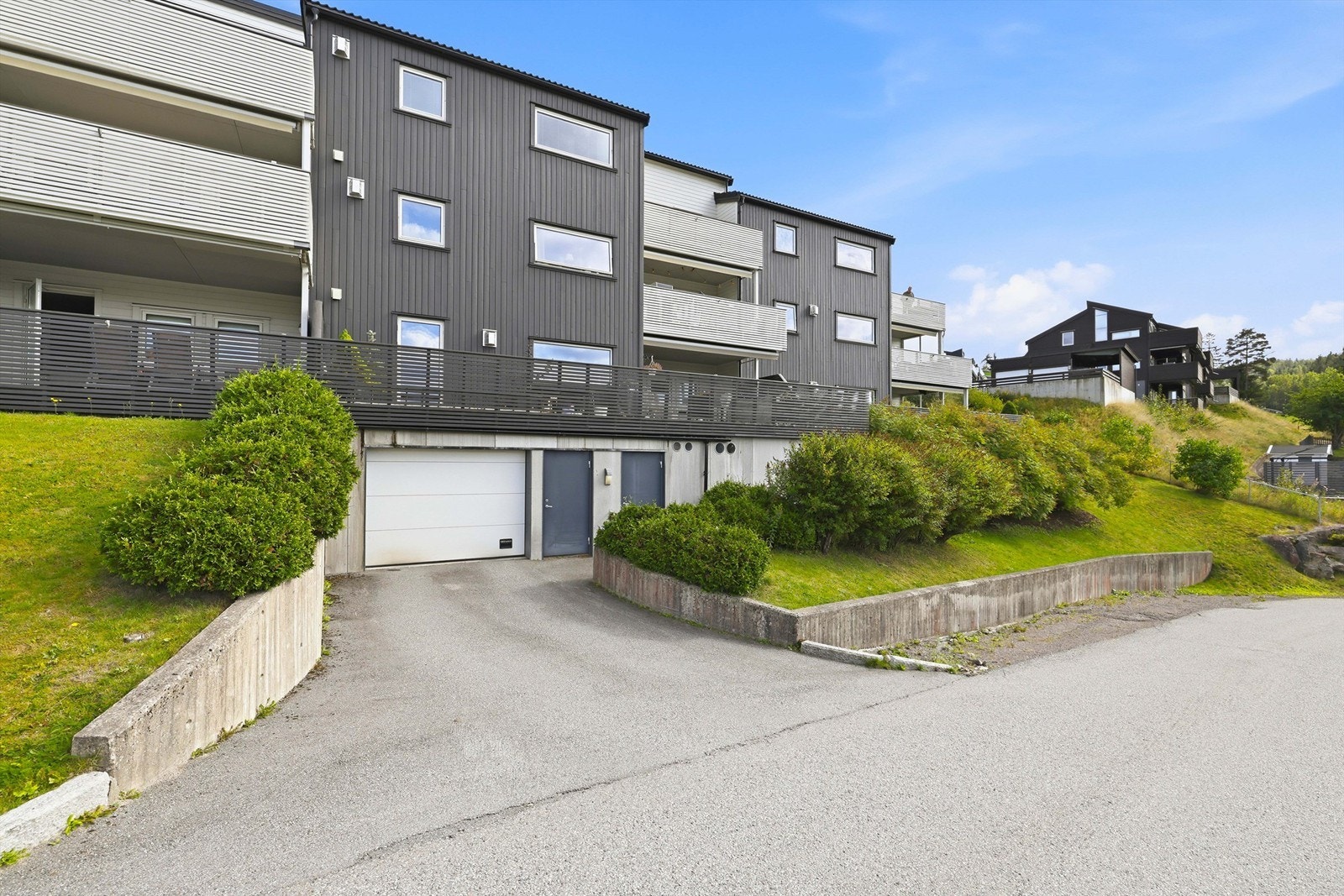Fra Gåsebyveien er det enkel innkjøring til blokkens garasjekjeller, heis opp til leilighetens etasjeplan Galleribilde