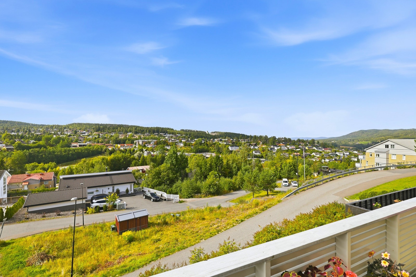 Utsikten fra terrassen, man kan skimte Varingskollen i det fjerne Galleribilde
