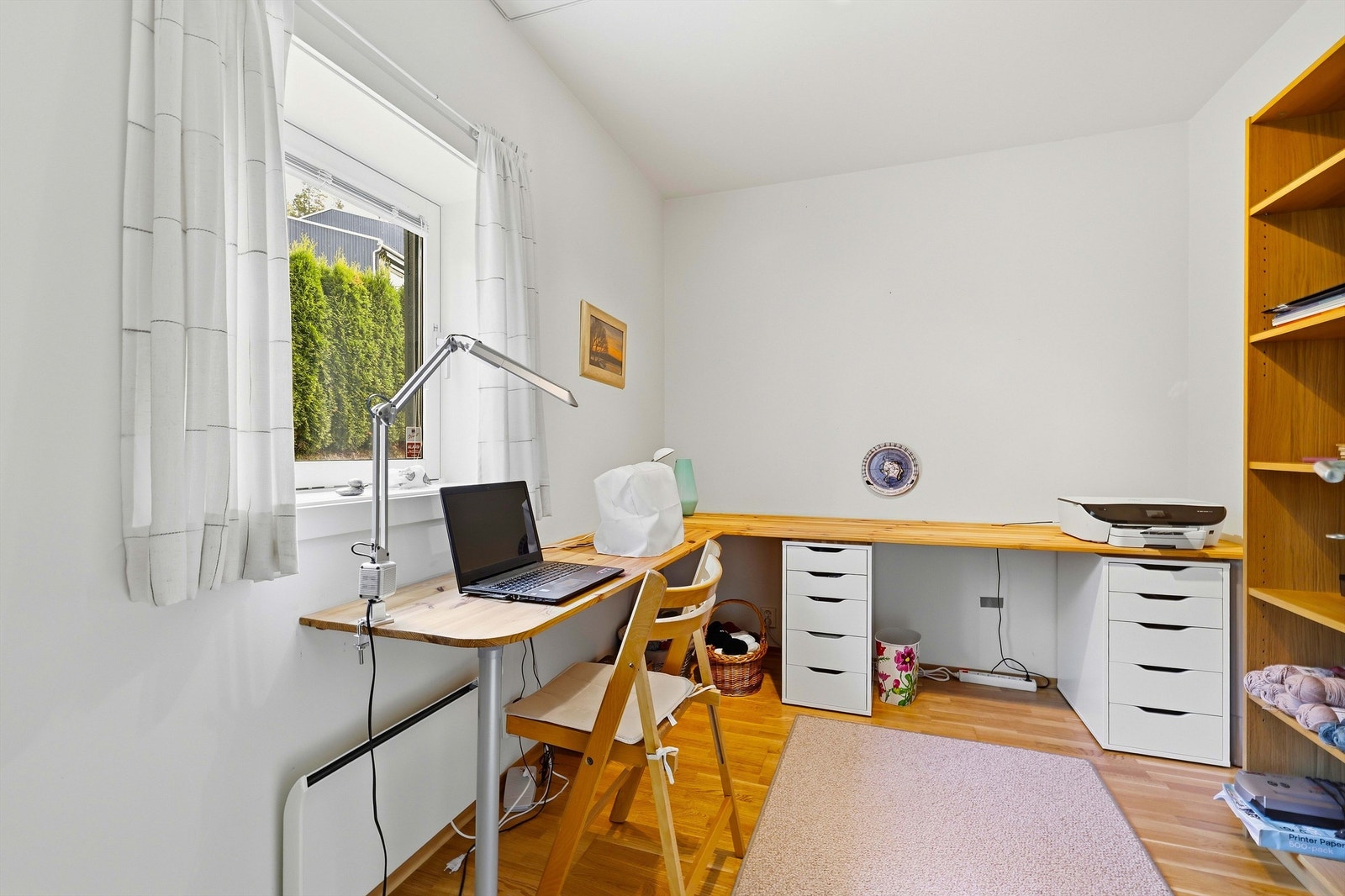Soverom med vindu mot Gåsebyveien, kan også brukes som hjemmekontor el. Galleribilde