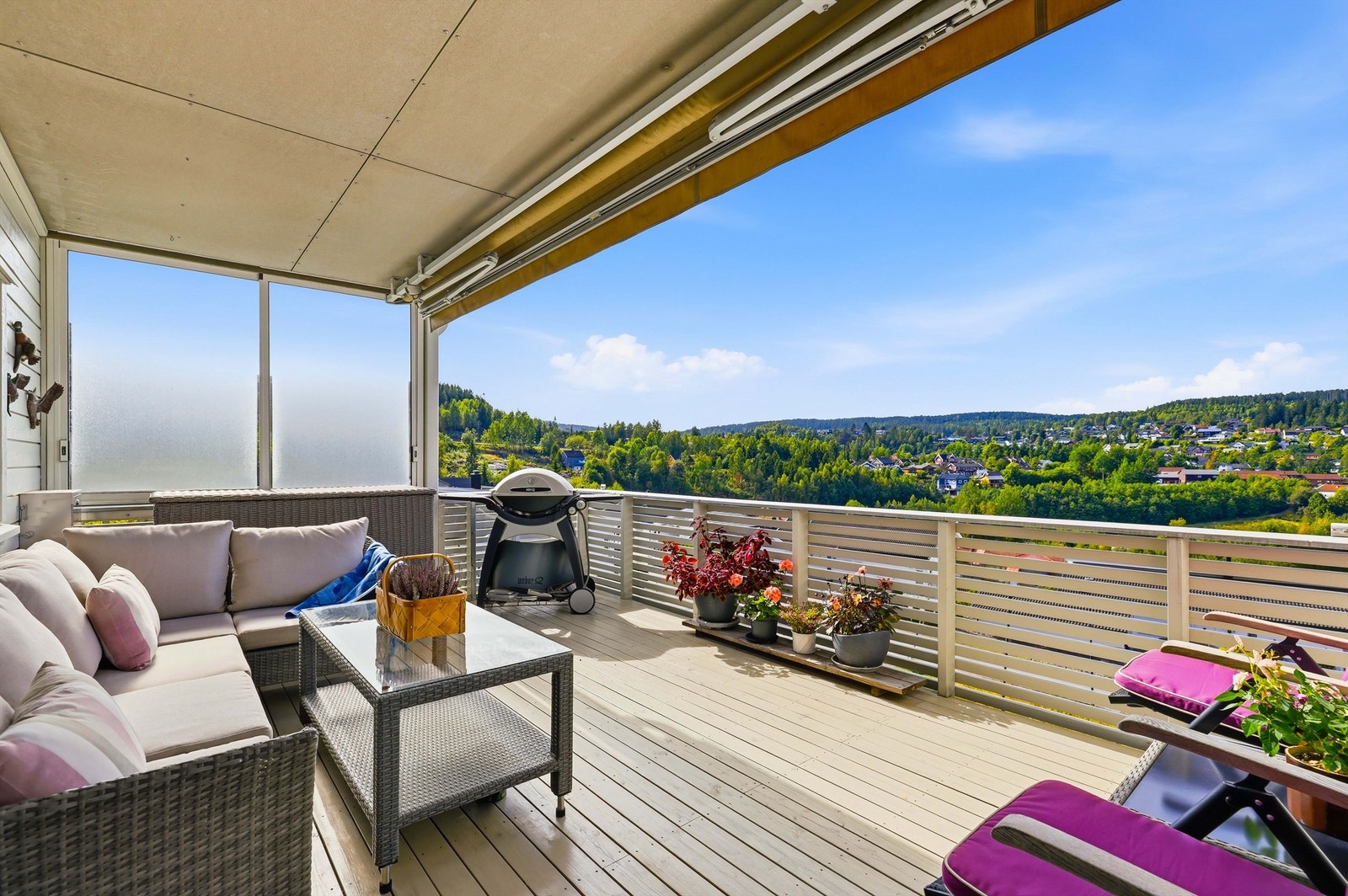 Leiligheten har en nydelig terrasse på hele 18 kvm med super utsikt mot Hagan og nordover i dalen. Legg merke til at terrassen er godt overbygget og tilnærmet usjenert Foto: Digit Media AS v/Jørgen Sørebø Galleribilde