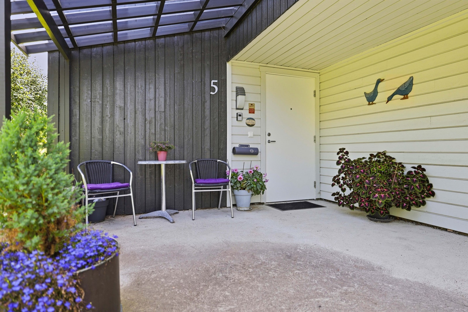 Velkommen inn til Gåsebyveien 5, legg merke til det praktiske takoverbygget som gir fint ly mot vær og vind Galleribilde