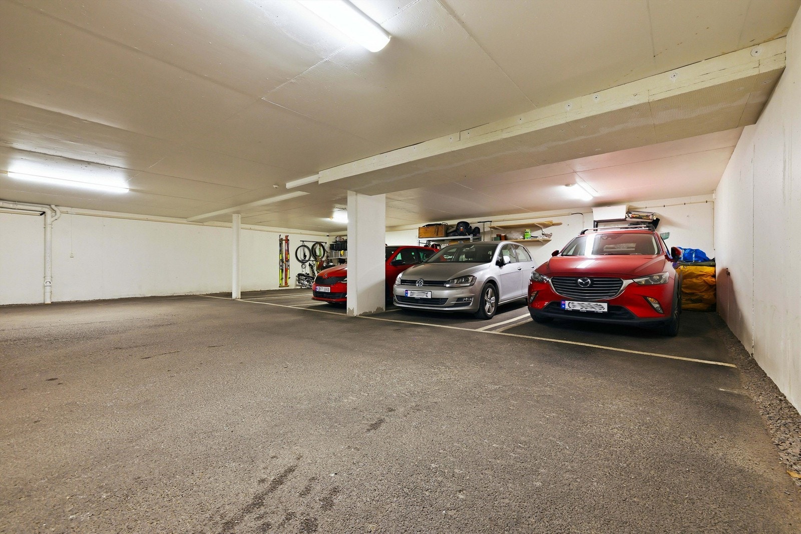 Egen garasjeplass i oppvarmet og avlåst garasjekjeller. Det er plassen der den sølvgrå bilen står parkert som tilhører leiligheten. Det er mulighet for å etablere el-bil lader på parkeringsplassen Galleribilde