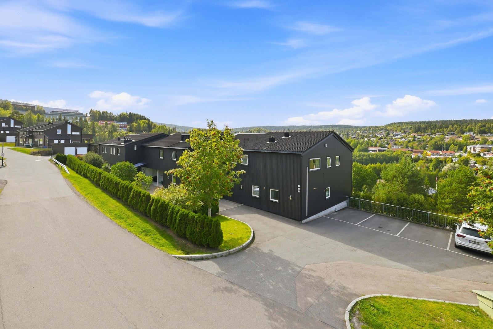 På sameiets grunn er det etablert gjesteparkering for besøk til sameiets beboere Galleribilde