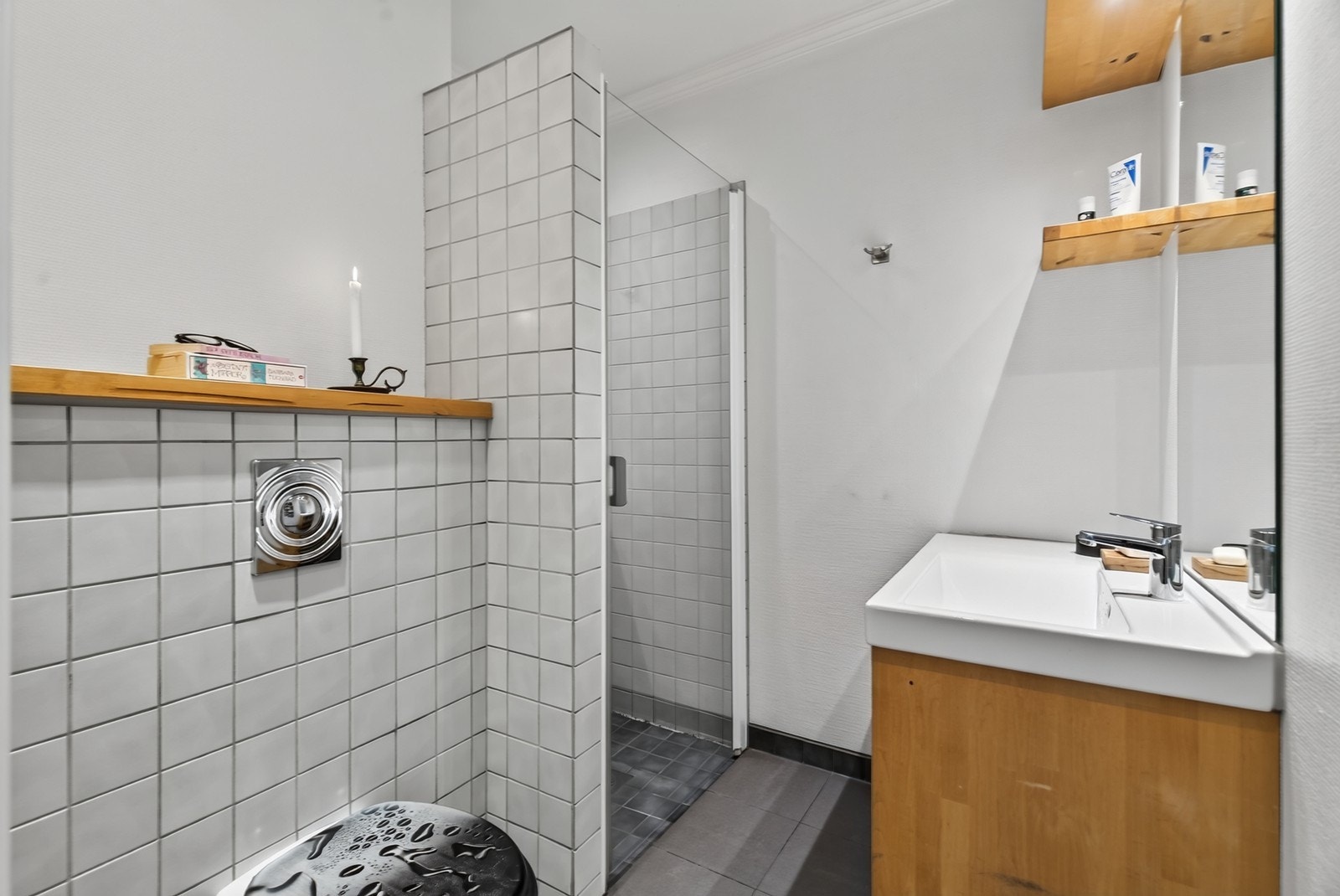 Praktisk bad med servant, WC og dusjhjørne Galleribilde