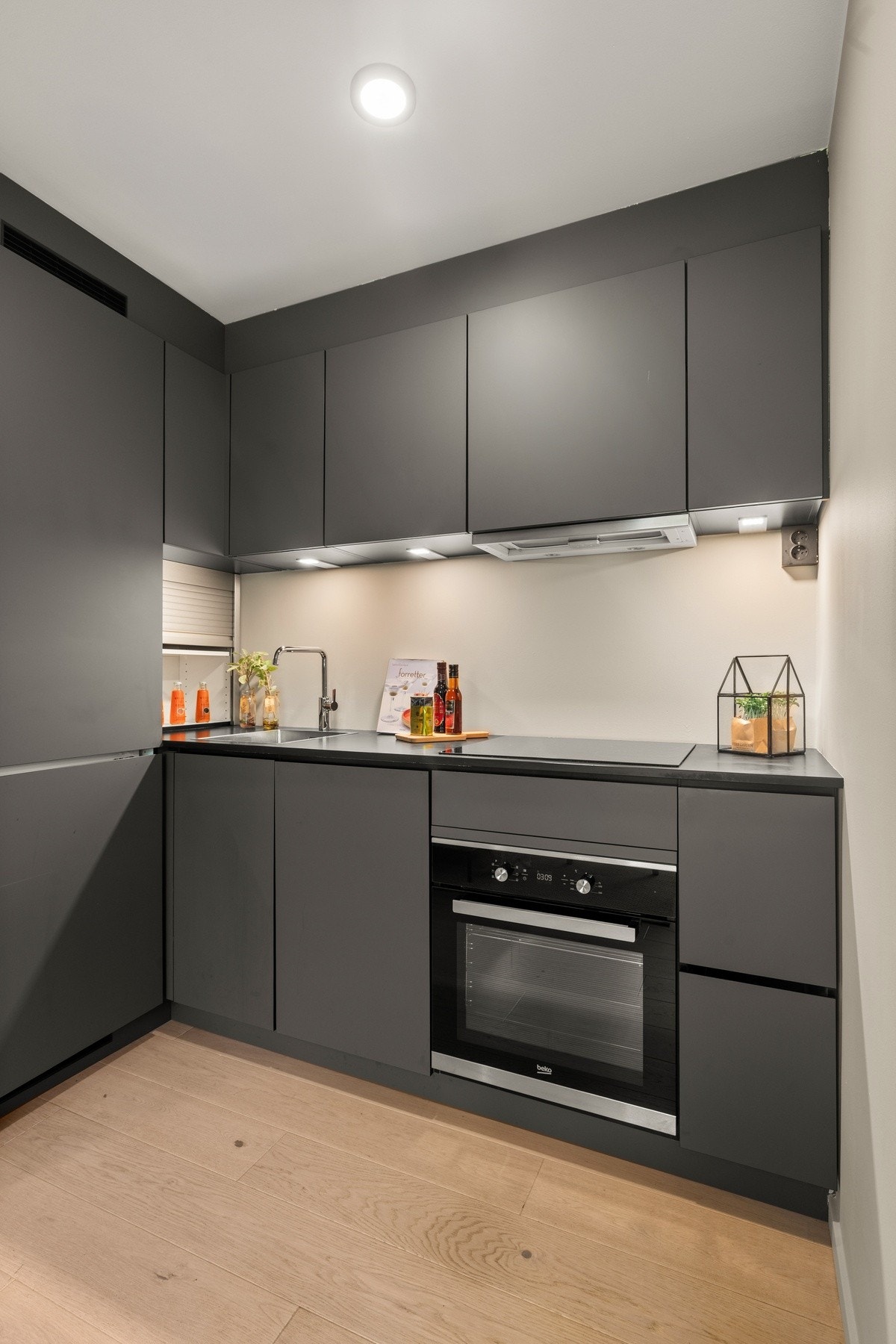 Moderne kjøkkeninnredning fra KVIK, ny i 2019. Galleribilde