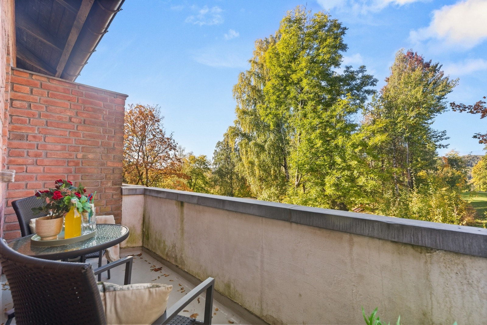 Solrik, vestvendt balkong på 4 m² med god plass til utemøbler . Ettermiddags- og kveldssol. Galleribilde