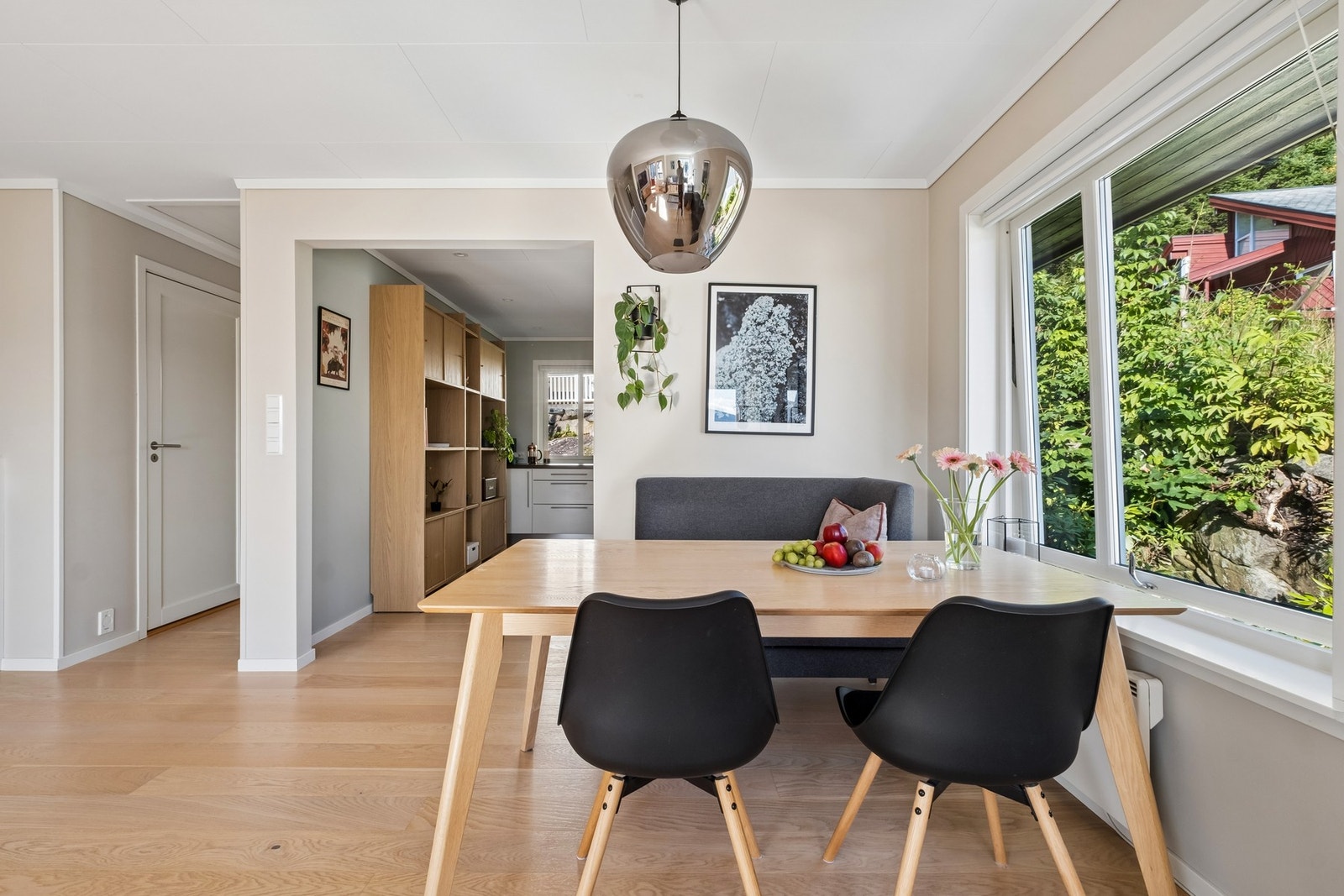 Spiseplassen har en fin plassering ved vinduet, med god plass til å samle familie og venner rundt bordet. Galleribilde