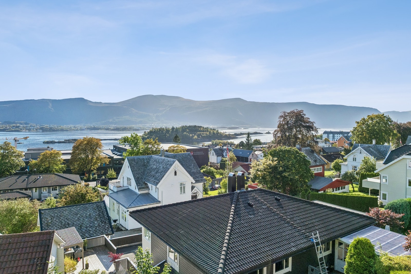 Eiendommen ligger i et barnevennlig område med kort gangavstand til skole, barnehage og dagligvarebutikker. Galleribilde