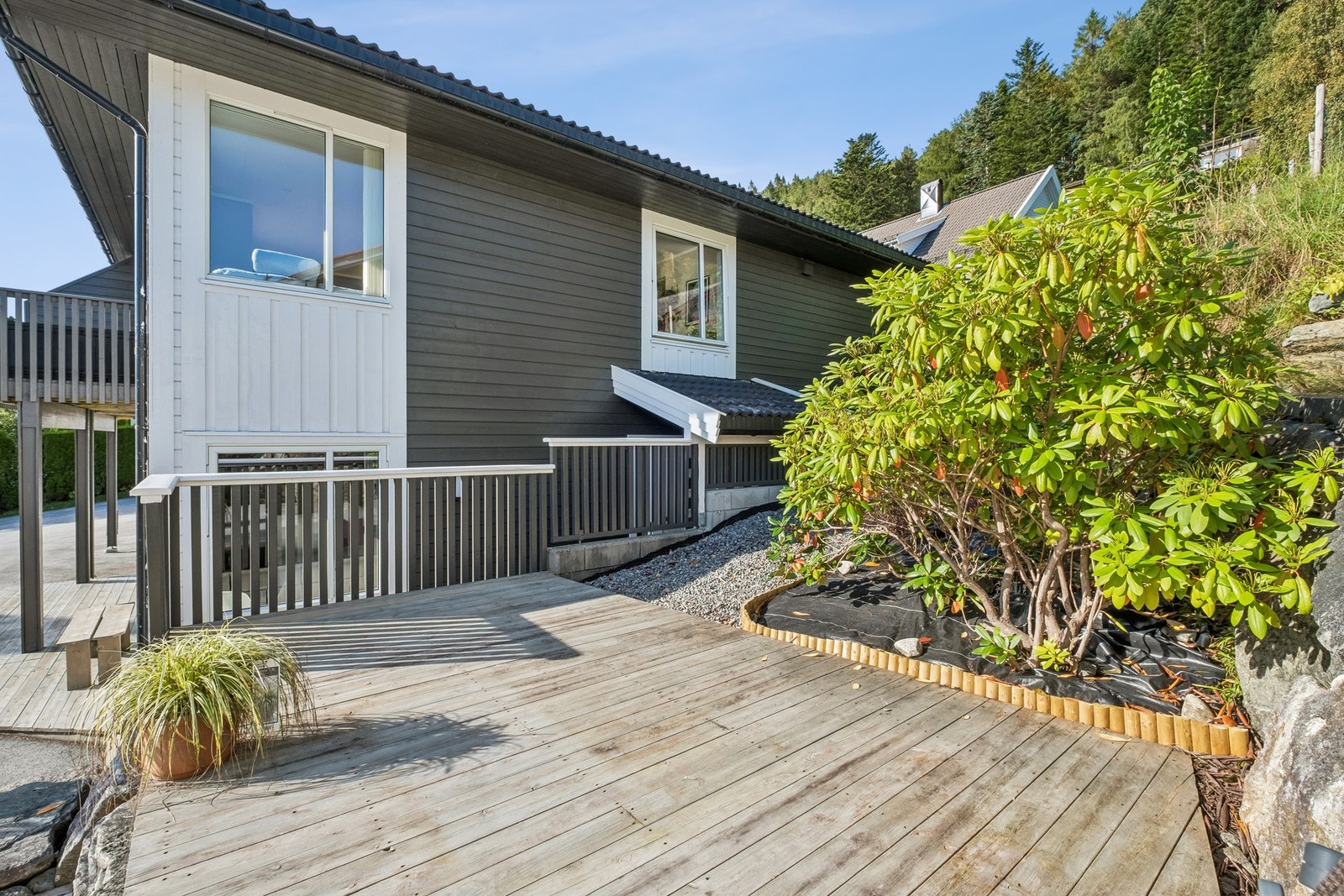 Vi tar turen ut hvor du har en herlig terrasse på hele 56 kvm. Her kan du nyte meget gode solforhold i skjermede omgivelser. Galleribilde