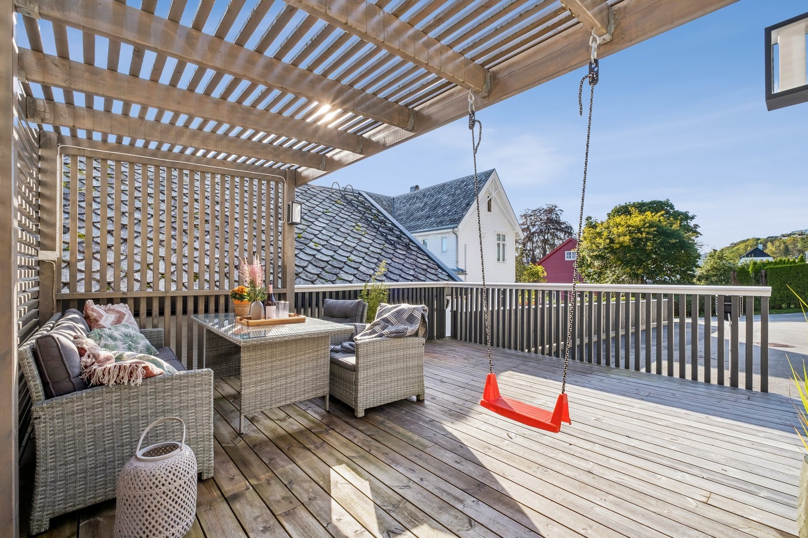 En uteplass som virkelig inviterer til bruk - med skjermede soner for både måltider og avslapning. Galleribilde