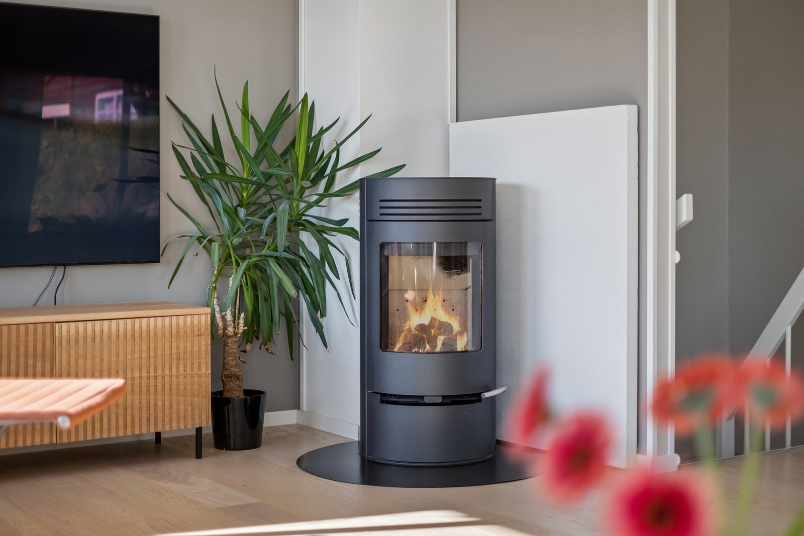 Vedovnen tilfører både varme og ekstra hygge til oppholdsrommet. Galleribilde