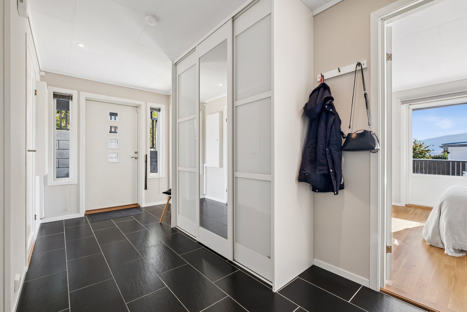 Hallen på 14 kvm gir et godt førsteinntrykk, med god plass og en romslig garderobe med skyvedører. Galleribilde