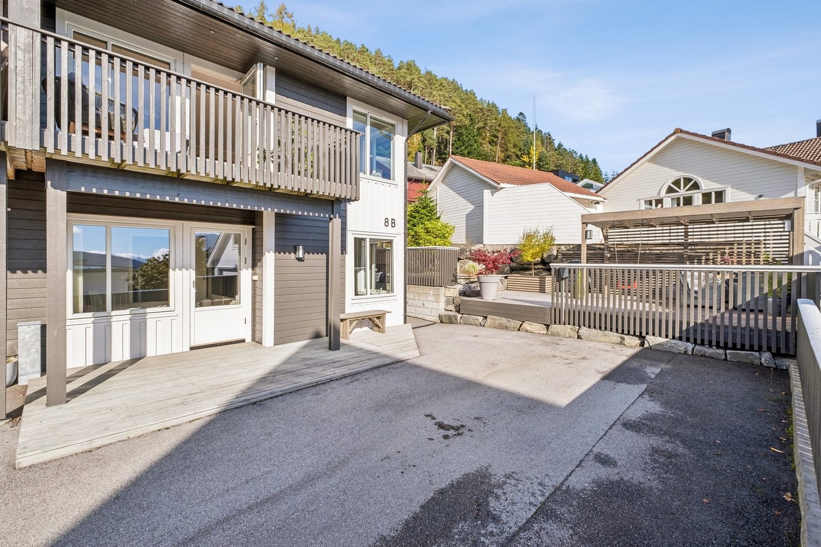 Parkering kan gjøres på felles asfaltert gårdsplass utenfor huset. Det medfølger elbil-lader. Galleribilde