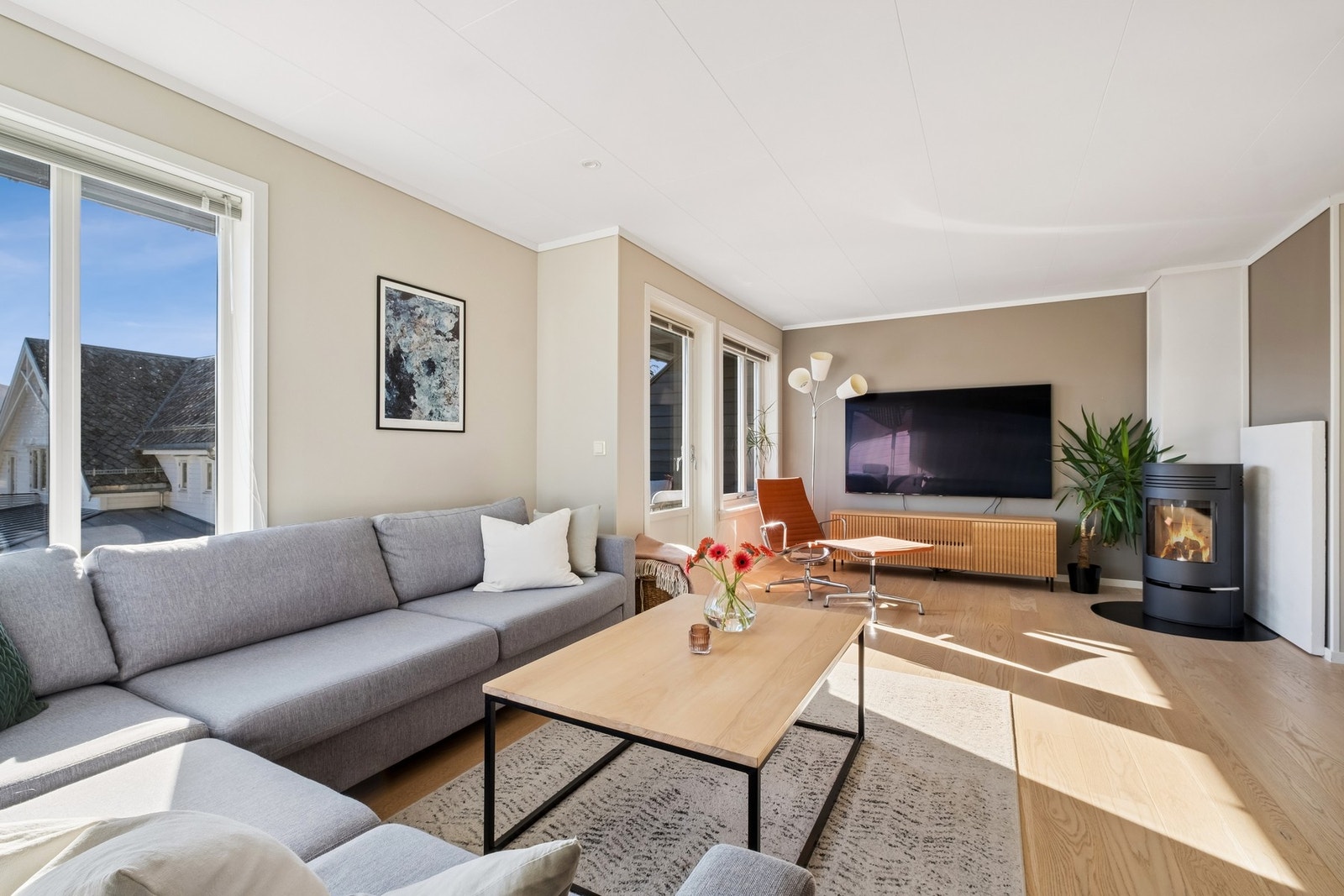 Den romslige stuen gir stor frihet til møblering og byr på god plass til en stor og komfortabel sofagruppe. Galleribilde