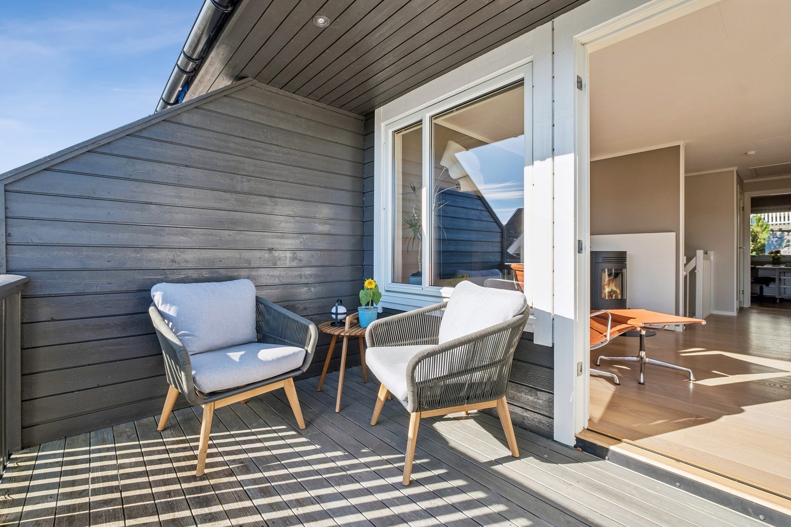 En lun og solrik uteplass - perfekt for morgenkaffen eller en rolig stund i solen. Galleribilde