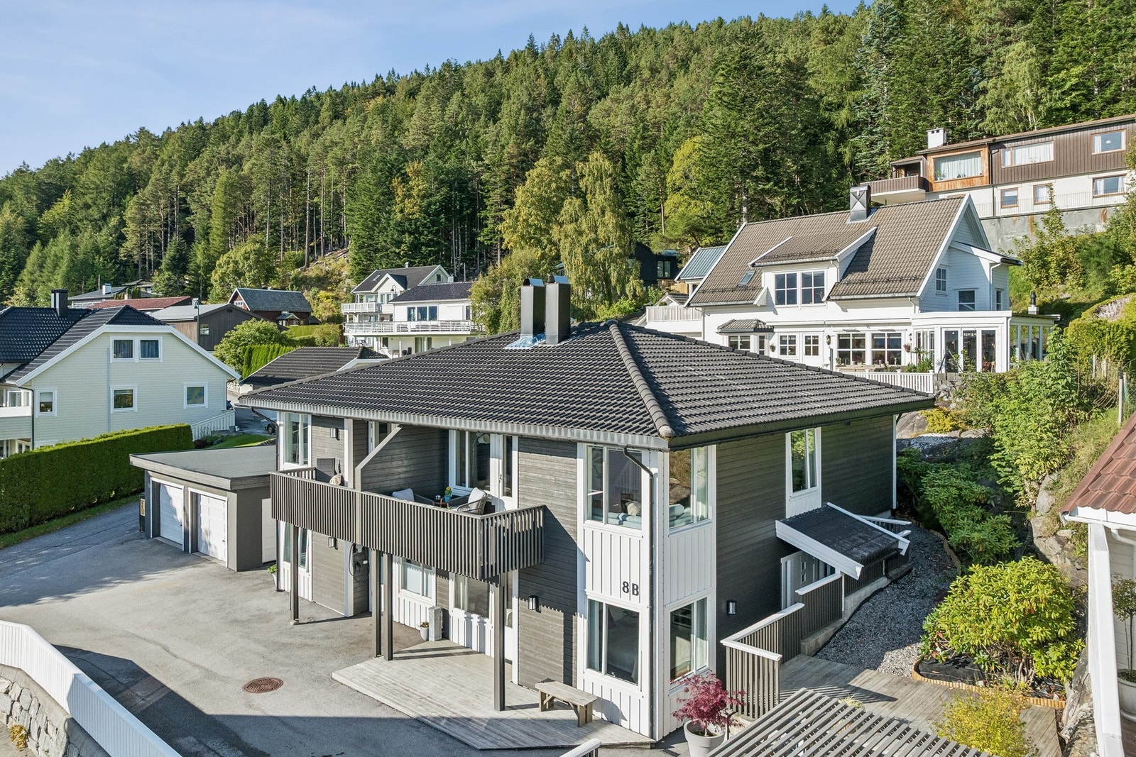 Her får du en fin kombinasjon av romslige utearealer, gode solforhold og en topp beliggenhet. Galleribilde