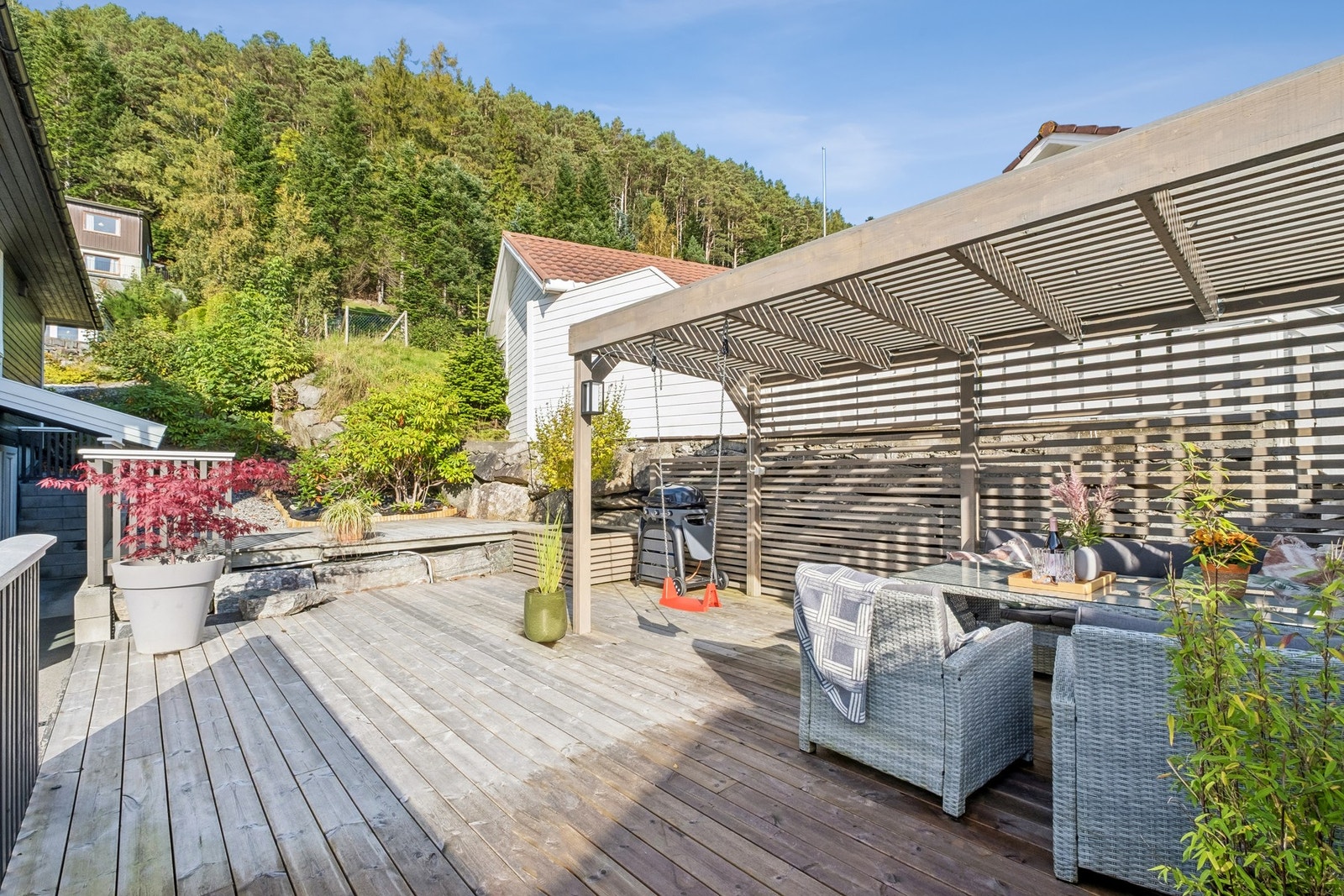 Her bor du godt i et rolig nabolag, og med en stor, solrik terrasse med pergola. Galleribilde