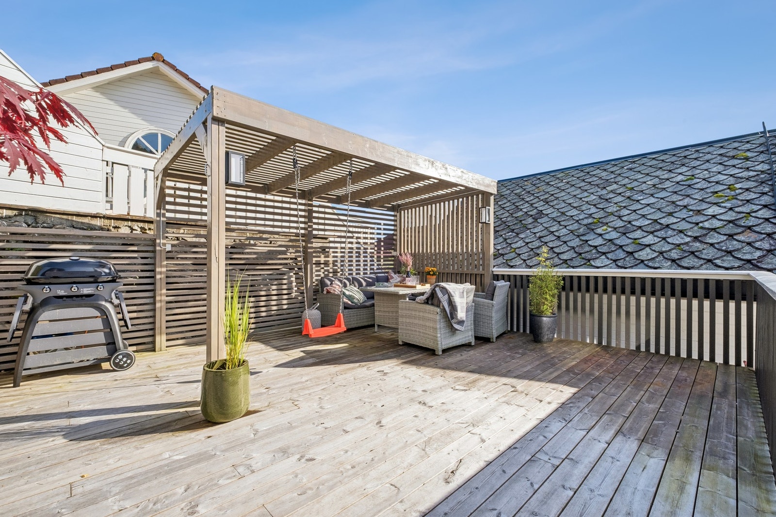 Terrassen har pergola og god plass til møblering i flere soner - perfekt for hyggelige stunder utendørs. Galleribilde