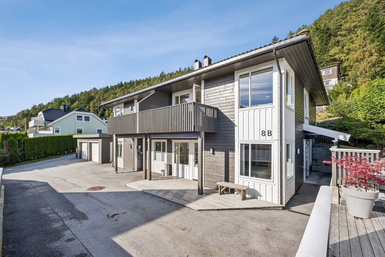 PrivatMegleren presenterer en innbydende og velholdt halvpart av tomannsbolig i et attraktivt og barnevennlig område på Nørve. Galleribilde