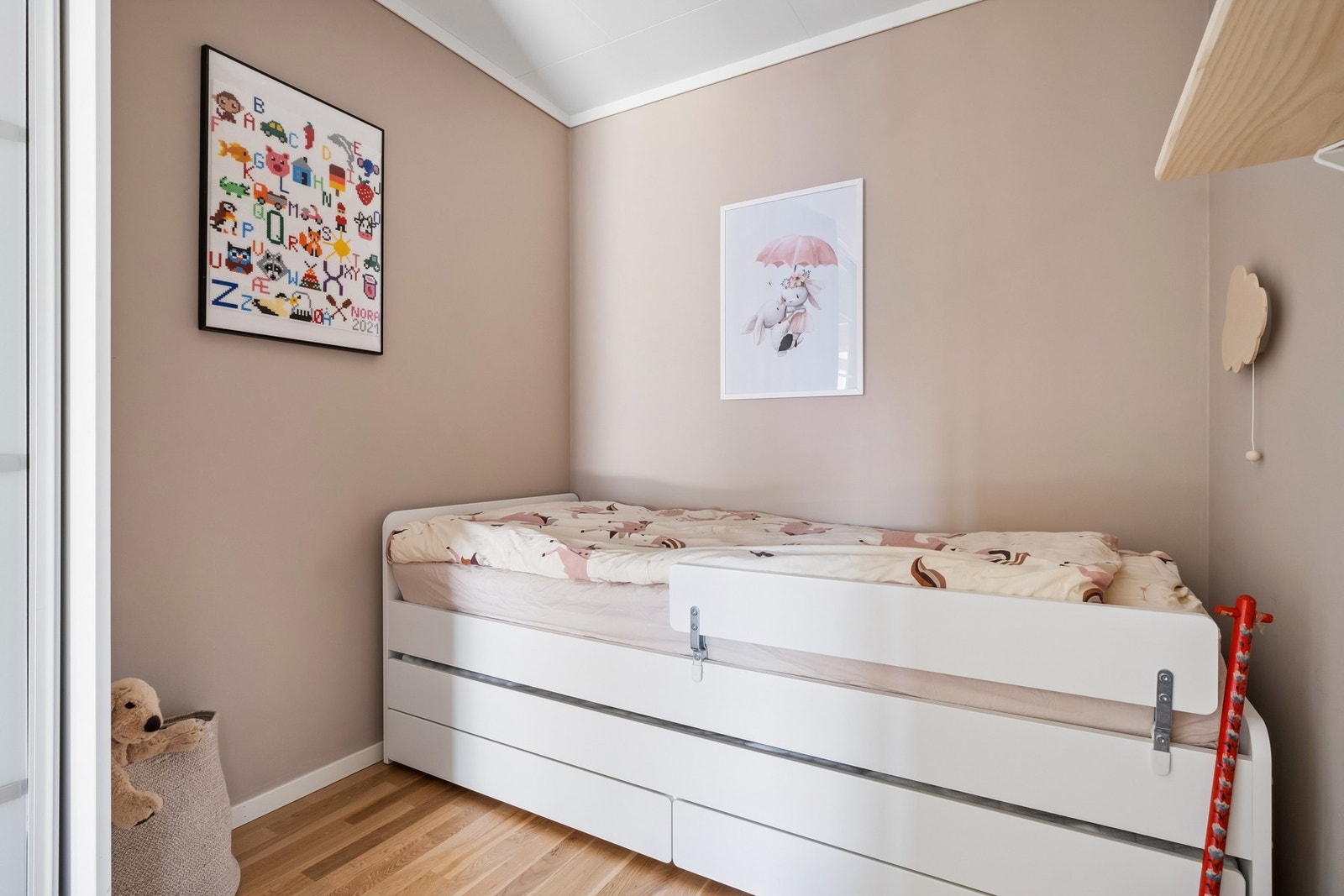 - samt god plass til seng og oppbevaring. Galleribilde