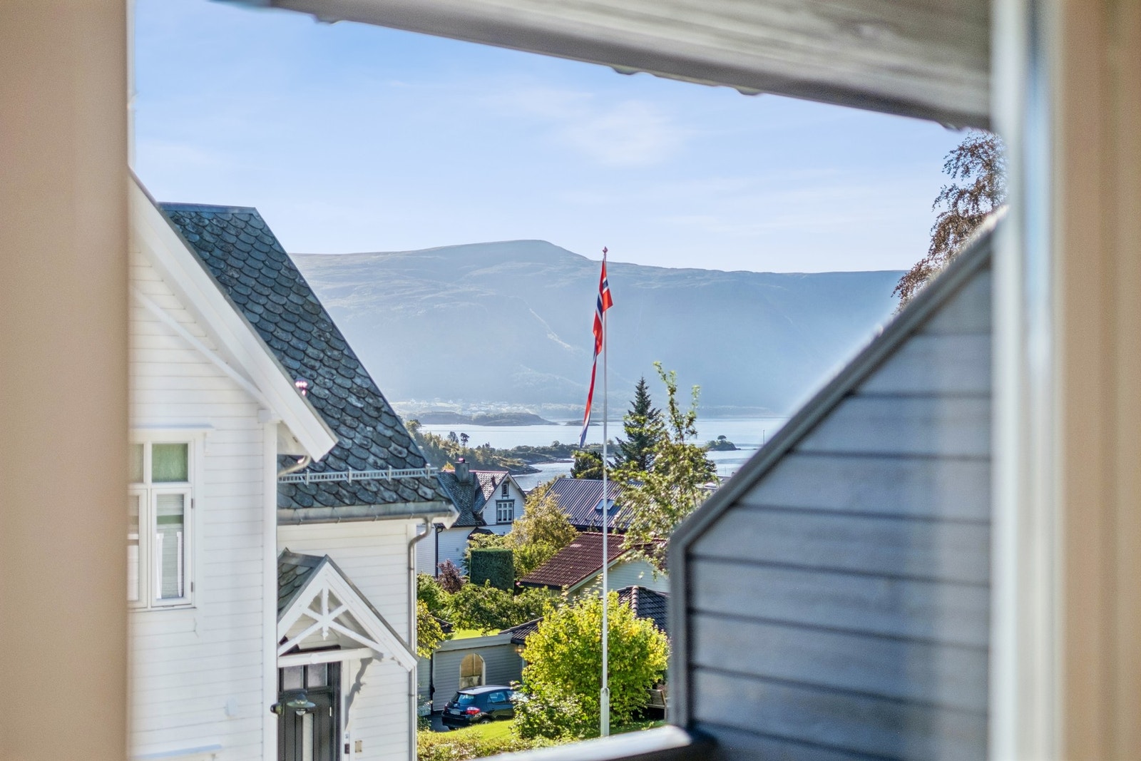 Mellom den sjarmerende bebyggelsen åpner det seg et flott utsyn mot Borgundfjorden og Sulafjellet. Galleribilde
