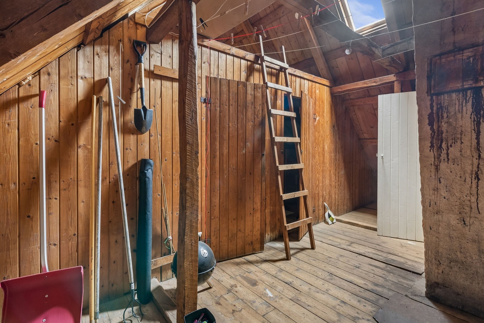 Romslig loft med takvindu og 2 separate boder Galleribilde