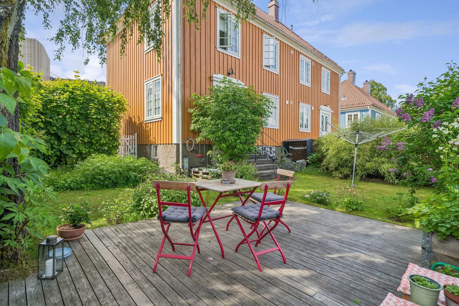 Usjenert hageoase med stor markterrasse og gode solforhold Galleribilde
