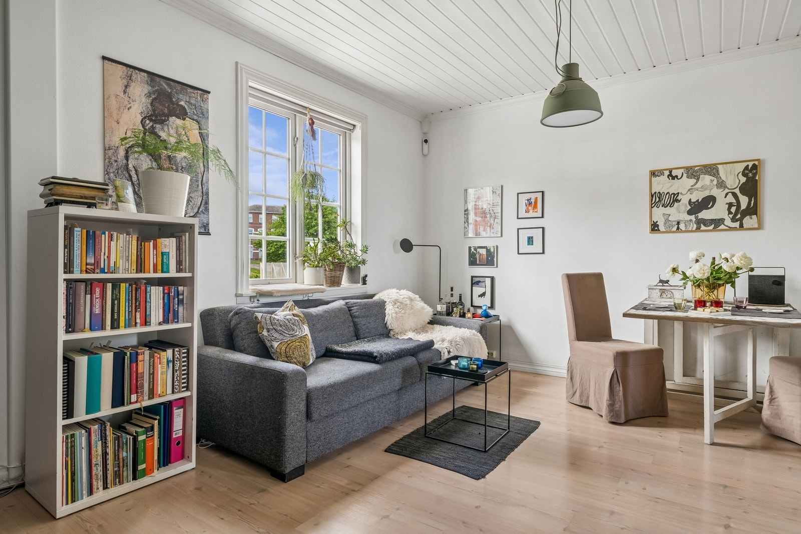 Lys stue med lite innsyn Galleribilde