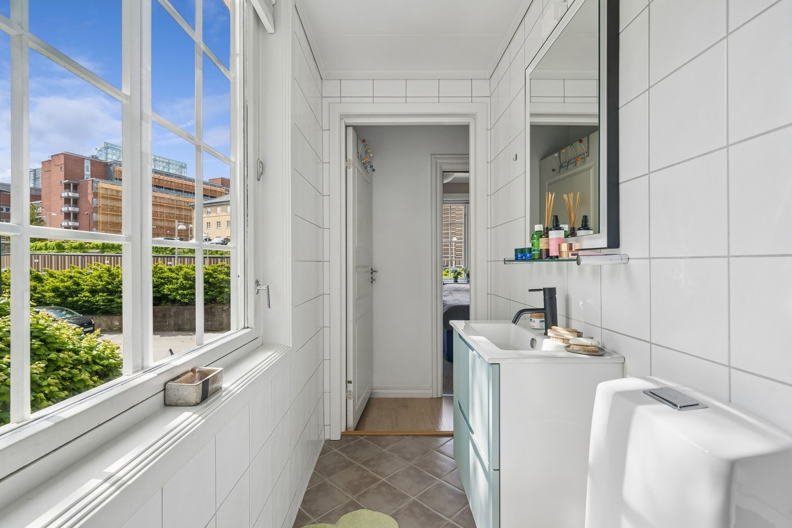 Flislagt bad med gulvvarme og vindu Galleribilde