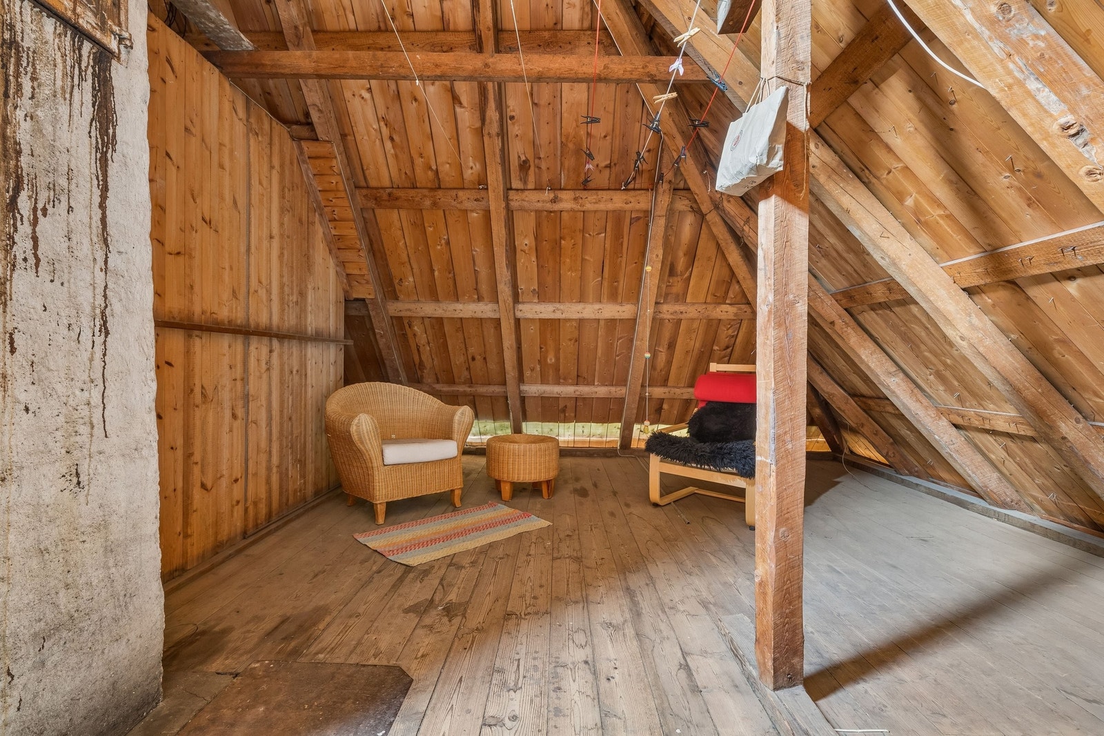 Loft har gode utviklingsmuligheter - kan bygges om for utvidelse av boligen. Plantegninger følger salget. Galleribilde