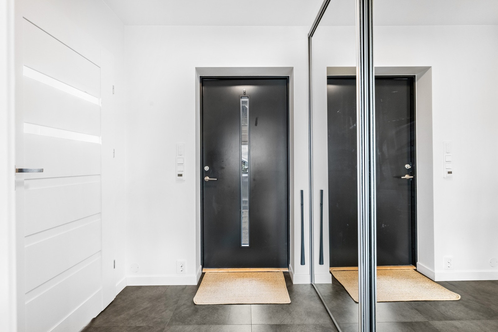 Entré med skyvedørsgarderobe. Galleribilde