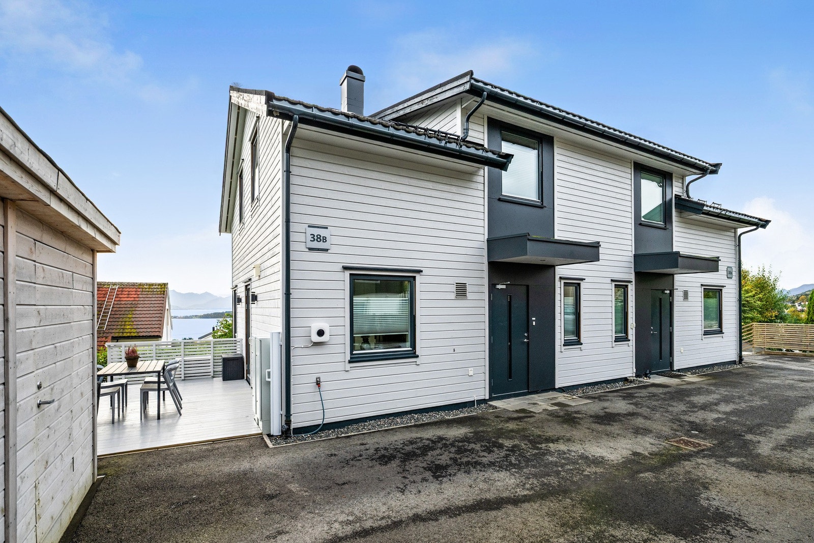 Asfaltert gårdsplass mot nord. Det er 2 biloppstillingsplasser mellom huskroppen og grense mot nord. Billoppstillingsplass nærmest boligen er seksjonert som tilleggsdel til boligen. Galleribilde